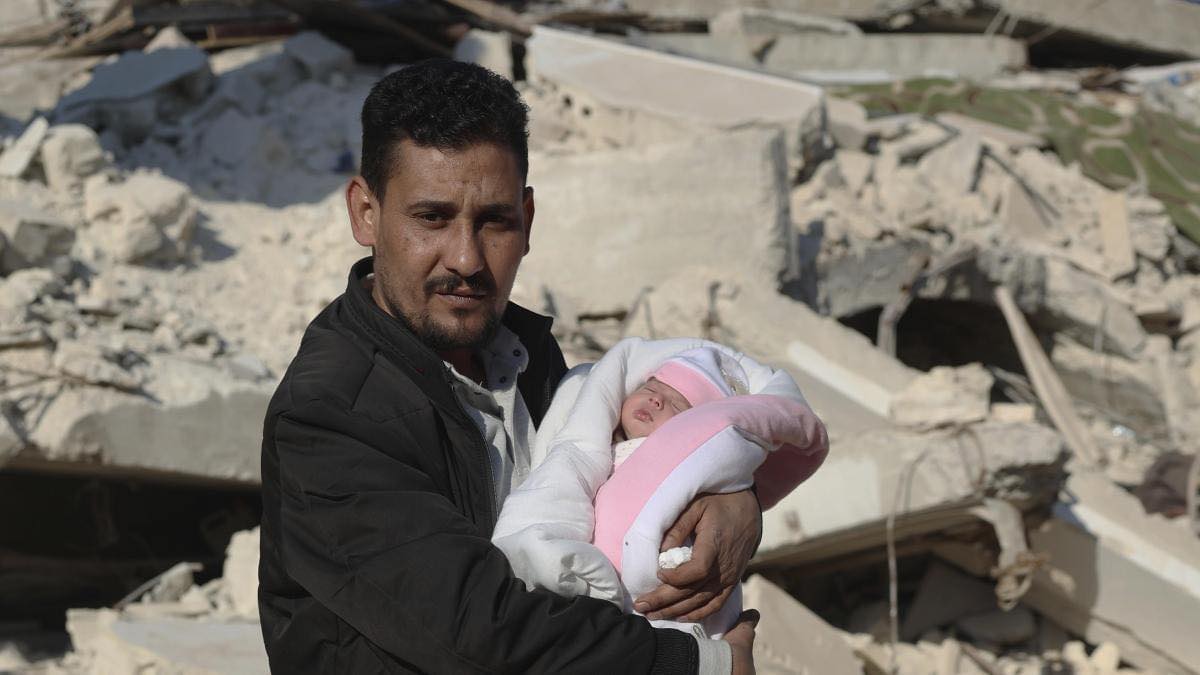 Aya, la niña siria rescatada en los escombros, ha sido adoptada por sus tíos paternos 