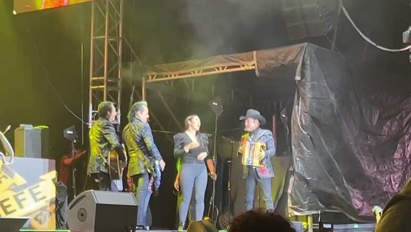 VIDEO: En polémica gobernadora de Colima por cantar corrido junto a Los Tigres del Norte